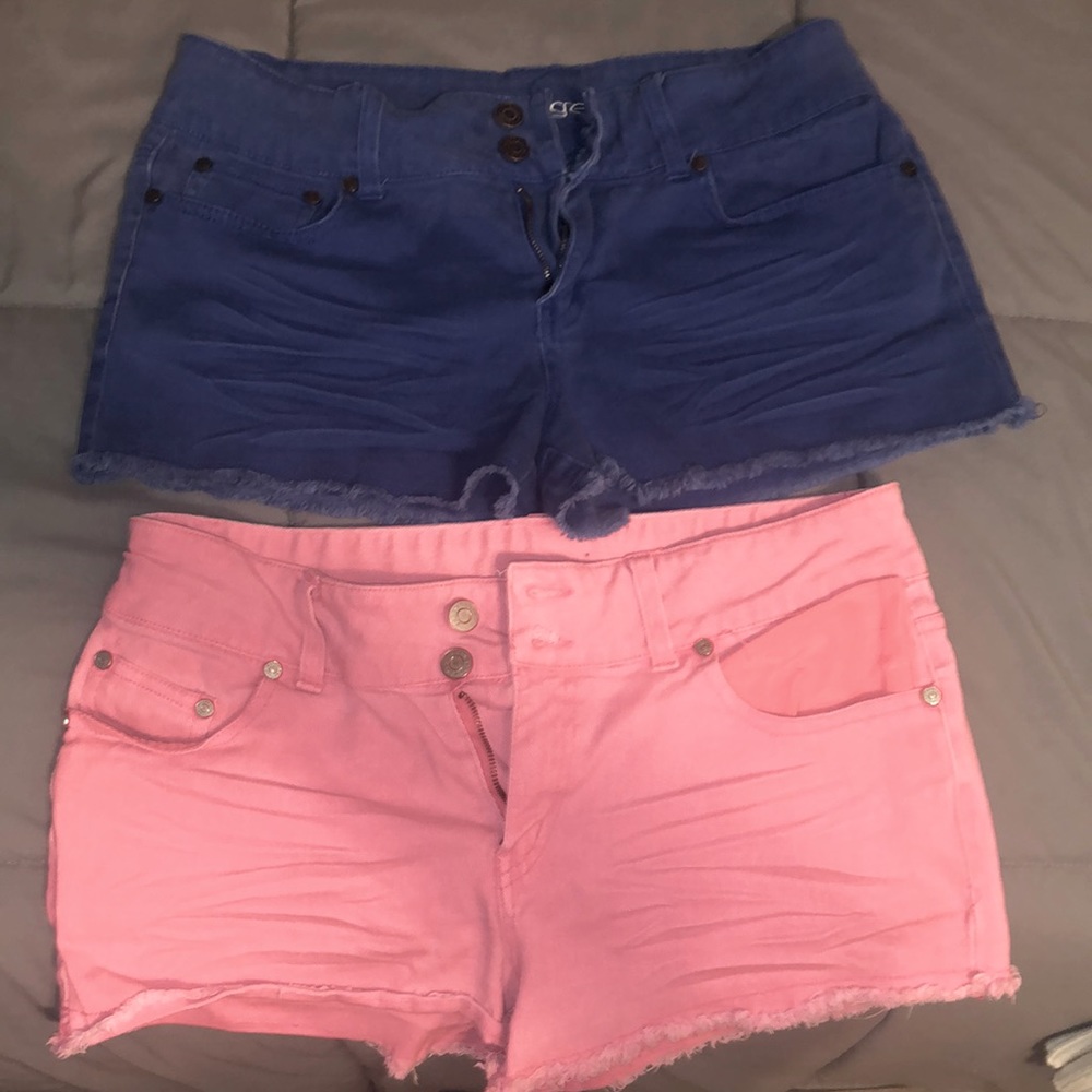 Womens size 10 refuge shorts. Jean material w/ spandex stretch.